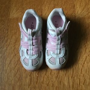 Sketchers White & Pink Sneakers 🎀